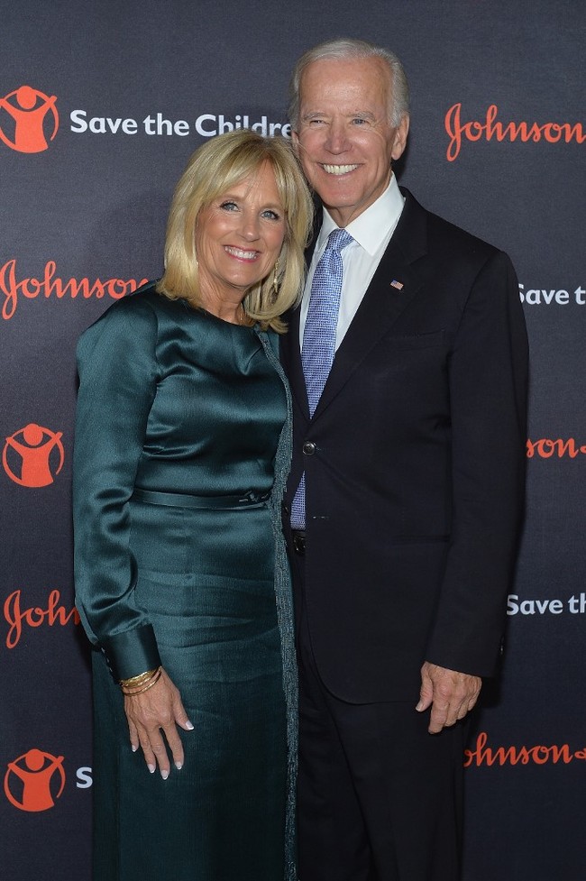 Joe Biden bukanlah suami pertama Jill Biden. Sebelumnya Jill pernah menjalani pernikahan dengan mantan pemain bola bernama Bill Stevenson. Pernikahan mereka berlangsung pada 1970 dan berakhir dengan perceraian pada 1975. Foto: Dok. AFP