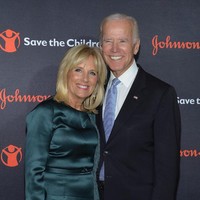 Suatu malam, keduanya menonton film di bioskop hingga malam hari dan Joe mengantar Jill pulang ke rumah. Sebelum berpisah Joe bersalaman dan mengucapkan selamat malam. Setelah masuk rumah, Jill langsung berkata pada ibunya, Bu, akhirnya aku bertemu gentleman. Foto: Dok. AFP