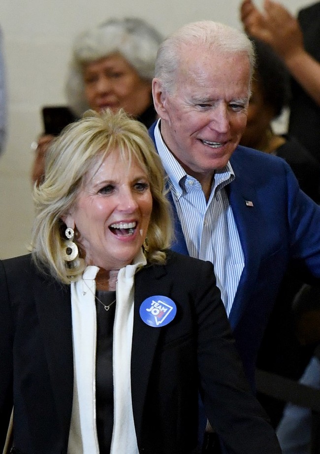 Keduanya pernah mengalami trauma dari hubungan sebelumnya. Joe ditinggal mati istri, sementara Jill bercerai setelah lima tahun menikah. Tapi keinginan untuk berbagi hidup bersama lebih kuat. Foto: Dok. AFP