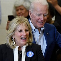 Keduanya pernah mengalami trauma dari hubungan sebelumnya. Joe ditinggal mati istri, sementara Jill bercerai setelah lima tahun menikah. Tapi keinginan untuk berbagi hidup bersama lebih kuat. Foto: Dok. AFP