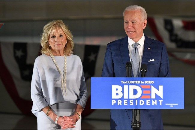menikah pada 17 Juni 1977. Tapi bukan tanpa perjuangan. Joe Biden harus melamarnya lima kali sampai akhirnya mengatakan I do. Foto: Dok. AFP