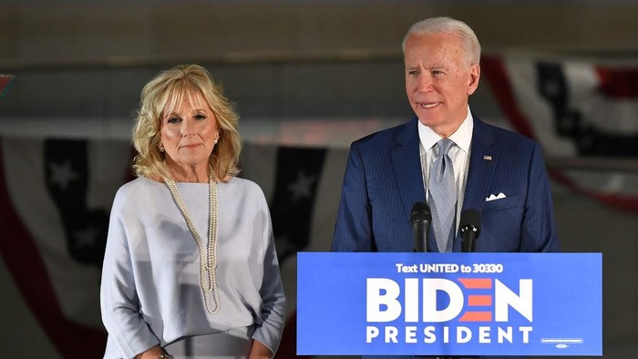 LAS VEGAS, NEVADA - FEBRUARY 21: Dr. Jill Biden (L) and her husband, Democratic presidential candidate former Vice President Joe Biden, arrive at a community event at Hyde Park Middle School on February 21, 2020 in Las Vegas, Nevada. Joe Biden is campaigning one day before the Nevada Democratic presidential caucuses.   Ethan Miller/Getty Images/AFP