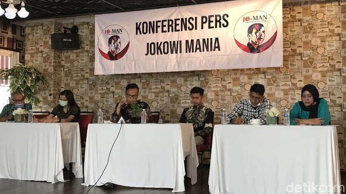 Relawan Jokowi Mania (Jo-Man) meminta Presiden Joko Widodo (Jokowi) me-reshuffle 10 menteri.