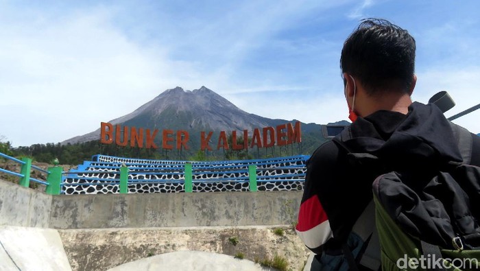 Tim gabungan polisi-TNI bersiaga di kawasan wisata yang berada di wilayah lereng Gunung Merapi. Penjagaan dilakukan usai status Gunung Merapi naik menjadi Siaga