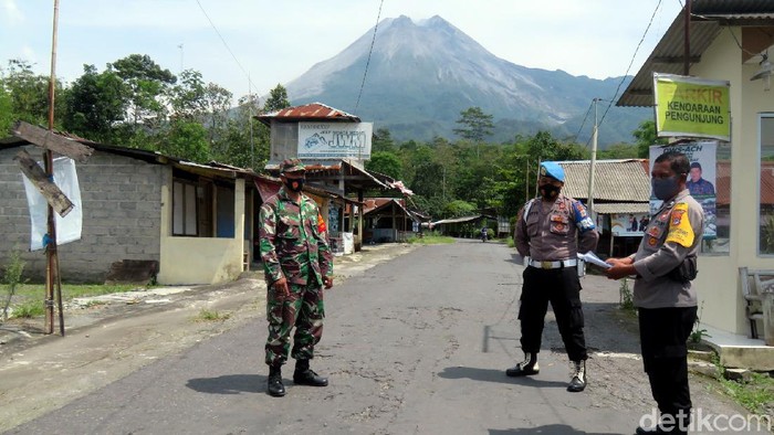 Kawasan Destinasi Wisata Merapi Dijaga Ketat Polisi-TNI Tim gabungan polisi-TNI bersiaga di kawasan wisata yang berada di wilayah lereng Gunung Merapi. Penjagaan dilakukan usai status Gunung Merapi naik menjadi Siaga