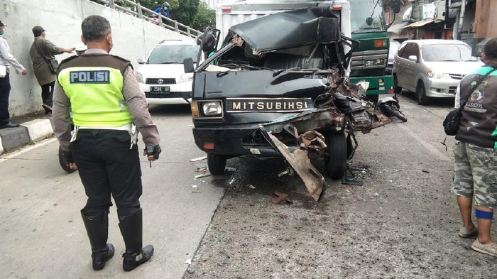 Kecelakaan Beruntun 3 Kendaraan di Tambora Jakarta Barat