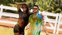 Tidak hanya Karwa Chauth, Priyanka dan Nick juga pernah merayakan festival Holi beberapa waktu lalu. (Foto: dok. Instagram @priyankachopra) 