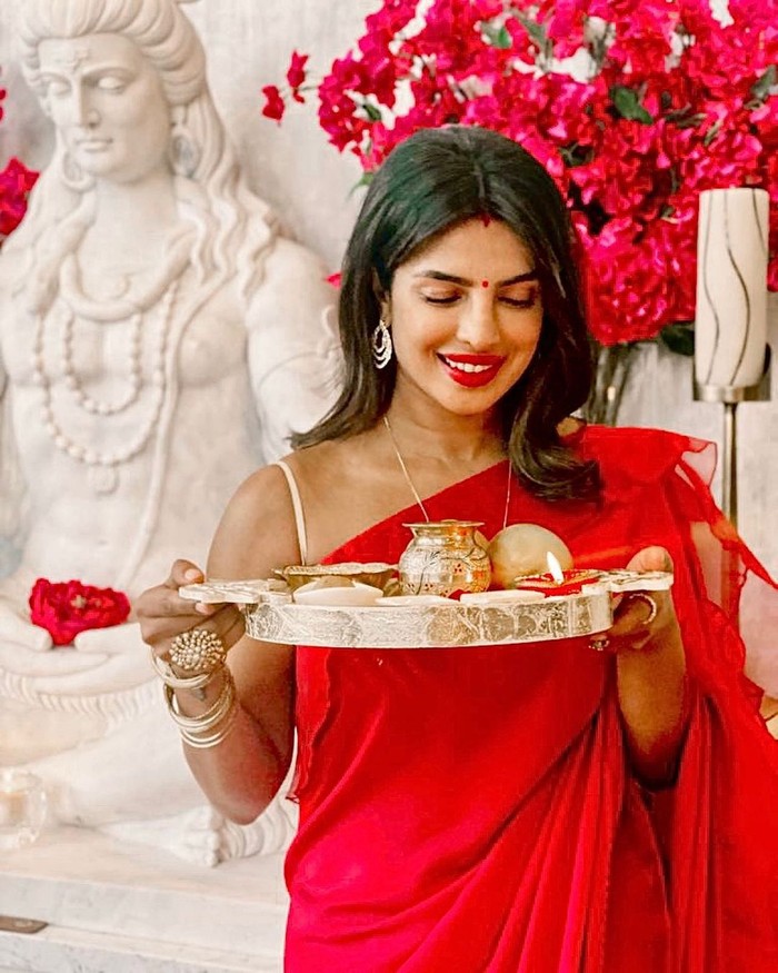 Kemesraan Priyanka Chopra dan Nick Jonas Kemesraan Priyanka Chopra dan Nick Jonas
