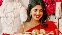Karwa Chauth adalah hari raya Hindu India yang biasanya dirayakan oleh para perempuan. Priyanka Chopra pun ikut merayakannya. (Foto: dok. Instagram @priyankachopra)