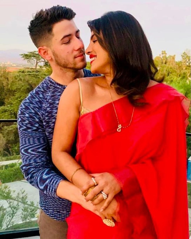 1. Priyanka Chopra dan Nick JonasCukup banyak selebriti yang mencari pasangan atau paling tidak melakukan pendekatan lewat DM. Cara itu sukses dilakukan Nick pada Priyanka di 2018. Nick menghubungi Priyanka melalui DM di Twitter. Aku dengar dari teman-teman kami yang sama bahwa kami harus bertemu, kata pria yang lebih muda 10 tahun dari istrinya itu. Foto: dok. Instagram @priyankachopra