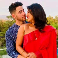 1. Priyanka Chopra dan Nick JonasCukup banyak selebriti yang mencari pasangan atau paling tidak melakukan pendekatan lewat DM. Cara itu sukses dilakukan Nick pada Priyanka di 2018. Nick menghubungi Priyanka melalui DM di Twitter. Aku dengar dari teman-teman kami yang sama bahwa kami harus bertemu, kata pria yang lebih muda 10 tahun dari istrinya itu. Foto: dok. Instagram @priyankachopra
