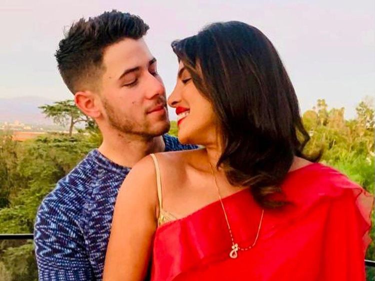 Kemesraan Priyanka Chopra dan Nick Jonas Rayakan Karwa Chauth