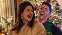 Di saat Natal pun Priyanka dan Nick tampak bahagia merayakan bersama. (Foto: dok. Instagram @priyankachopra) 