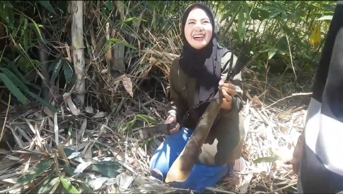 Keren! Wanita Cantik Ini Rela Masuk Hutan Untuk Cari Rebung