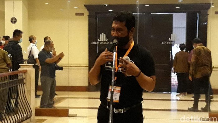 Ketua Tim Pemenangan Bajo, Sigit Prawoso memberikan keterangan pers usai debat publik Pilkada Solo 2020, Jumat (6/11/2020).