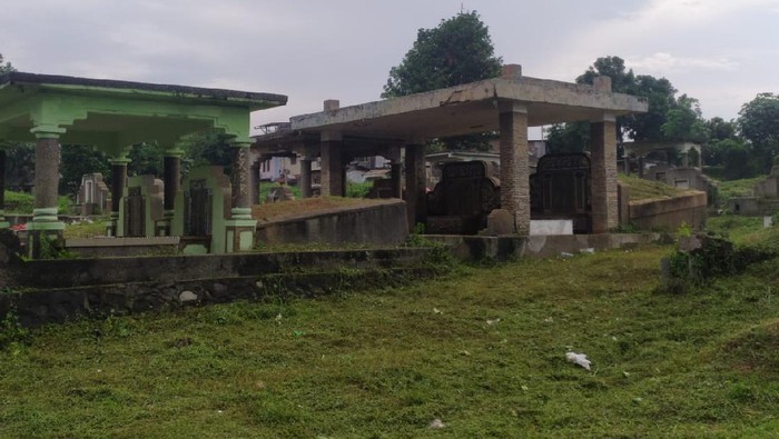 Kuburan yang jadi lokasi mesum pasangan di TPU Kebon Nanas, Jakarrta Timur