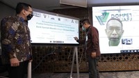 Kolaborasi diperkuat dengan adanya penandatanganan perjanjian kerjasama secara virtual oleh Direktur Distribution & Sales Mandiri Syariah Anton Sukarna dan Ketua Yayasan Dompet Dhuafa Nasyith Majidi, disaksikan Group Head Sales and Partnership Mandiri Syariah Riko Wardhana, Group Head Institutional Banking Astrid Dharmawan dan Sekretaris Yayasan Dompet Dhuafa Yayat Supriyatna di Jakarta, Jumat (6/11).