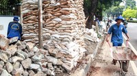 Saluran air ini diganti menggunakan kanal beton dengan dimensi lebih besar.