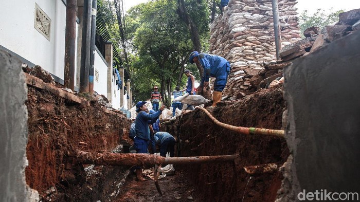 Masuk Musim Penghujan, Saluran Air Diperbaiki Saluran air di Jl Imam Bonjol, Jakarta Pusat, direvitalisasi. Memasuki musim hujan ini, gorong-gorong tersebut diganti dengan dimensi yang lebih besar.