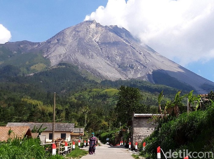 Status Gunung Merapi ditingkatkan menjadi Siaga (level III). Seperti apa aktivitas gunung tersebut dilihat dari berbagai wilayah di Jawa Tengah?