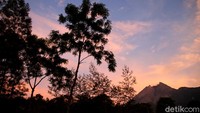 Guna mengantisipasi terjadinya erupsi Gunung Merapi Pemkab Klaten menghentikan semua aktivitas penduduk termasuk tambang dan wisata di radius 5 kilometer dari puncak Gunung Merapi. Hal itu sesuai rekomendasi BPPTKG menyusul status Gunung Merapi naik dari level Waspada ke level Siaga. Agung Mardika/Detikcom.