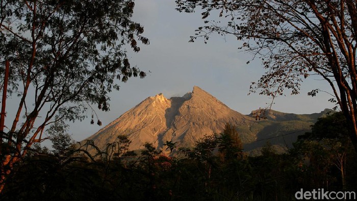 Status Gunung Merapi ditingkatkan menjadi Siaga (level III). Seperti apa aktivitas gunung tersebut dilihat dari berbagai wilayah di Jawa Tengah?