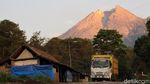 Melihat Aktivitas Gunung Merapi dari Berbagai Wilayah di Jawa Tengah
