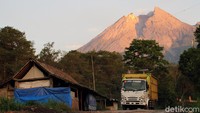 Sejumlah warga yang berada di kawasan Gunung Merapi pun dievakuasi ke tempat yang lebih aman. Agung Mardika/Detikcom.