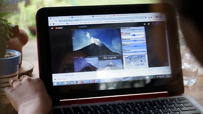 Warga memantau langsung aktivitas Gunung Merapi secara daring di kanal youtube VolcanoYT di Yogyakarta, Jumat (6/11/2020). Fasilitas live streaming yang menampilkan data kegempaan serta visual terkini dan mempermudah masyarakat dalam melihat kondisi Gunung Merapi secara langsung tersebut menjadi salah satu mitigasi bencana gunung meletus. ANTARA FOTO/Andreas Fitri Atmoko/wsj.