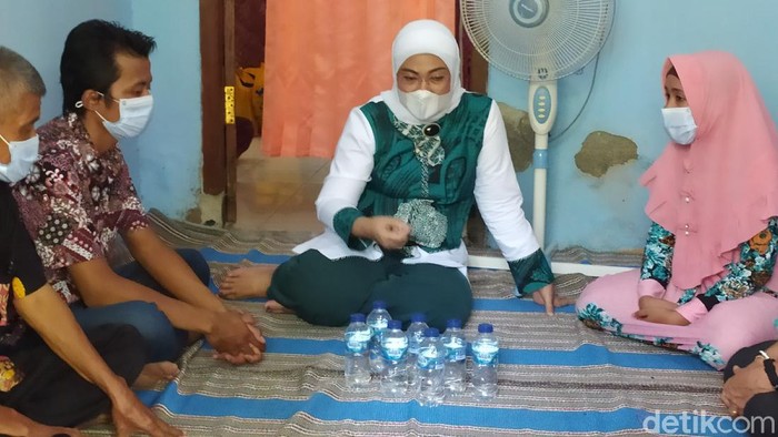 Menteri Ketenagakerjaan (Menaker) Ida Fauziyah mendatangi rumah salah seorang warga Desa Griting, Kecamatan Tulangan, Sidoarjo. Ia menanyakan apakah sudah menerima bantuan subsidi upah (BSU).