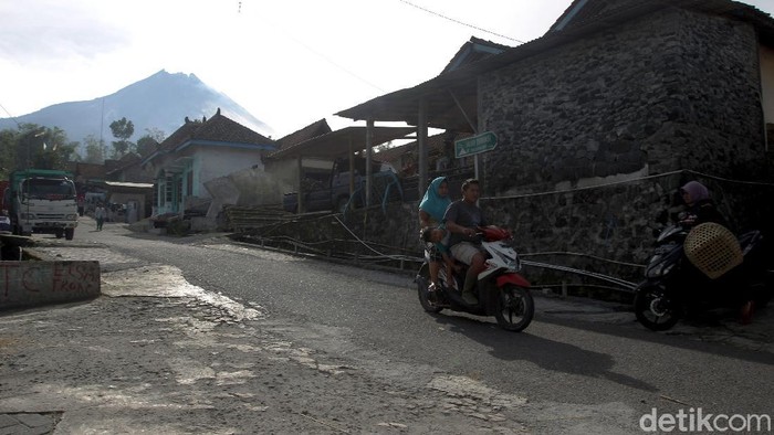 Warga Dusun Krinjing, Magelang, tampak beraktivitas di tengah naiknya status Gunung Merapi jadi siaga. Dusun Krinjing diketahui berada di area sekitar Merapi.