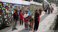 Proses evakuasi dilakukan menyusul naiknya status Gunung Merapi menjadi Siaga (level III) sejak kemarin.