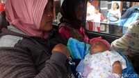 Warga lansia, ibu hamil, serta anak-anak diutamakan untuk lebih dulu dievakuasi dari kawasan tersebut.
