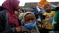 Proses evakuasi pun dilakukan bagi warga yang tinggal di area sekitar Gunung Merapi guna mengantisipasi terjadinya erupsi gunung tersebut.