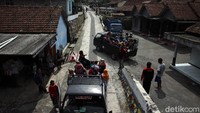 Sejumlah kendaraan digunakan untuk membantu proses evakuasi warga yang berada Dusun Krinjing, Dukun, Magelang, Jawa Tengah.
