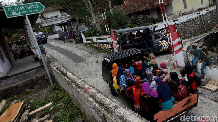 Merapi Siaga, Warga di Dusun Krinjing Magelang Dievakuasi Warga di Dusun Krinjung, Dukun, Magelang, dievakuasi petugas gabungan. Proses evakuasi dilakukan menyusul naiknya level Gunung Merapi menjadi siaga.