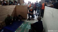 Usai berdialog lansia tersebut, kemudian keliling menyambangi pengungsi lainnya.