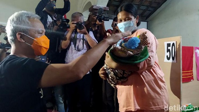 Momen Ganjar Kunjungi Para Pengungsi Merapi di Magelang Gubernur Jawa Tengah Ganjar Pranowo kunjungi lokasi pengungsian warga terdampak aktivitas Gunung Merapi. Lokasi pengungsian itu berada di kawasan Magelang.