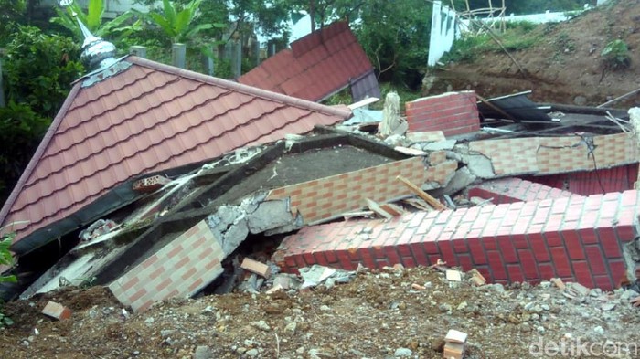 Musala Ambruk di Sukabumi