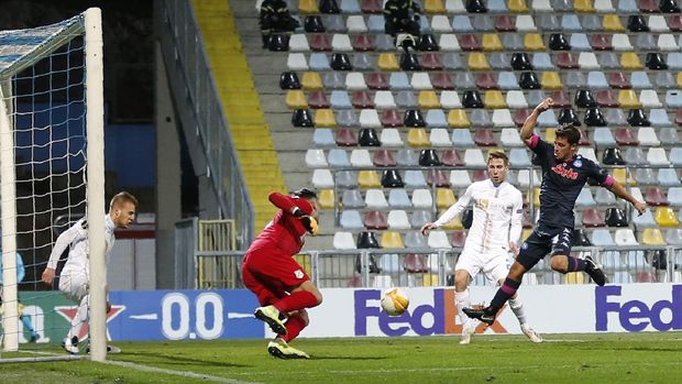 , left, and challenge for the ballNapoli's Diego Demme, right, scores his side's opening goal Europa League Group F soccer match between Rijeka and Napoli at the Rujevica stadium in Rijeka, Croatia, Thursday, Nov. 5, 2020. (AP Photo/Darko Bandic)