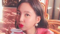 Slurppp! Ada yang mau menemani Nayeon cicip minuman hangat? Foto: Instagram twicenayeon