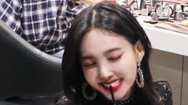 Imutnya Nayeon Twice Saat Menikmati Es Kopi Favoritnya