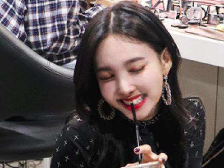 Imutnya Nayeon Twice Saat Menikmati Es Kopi Favoritnya