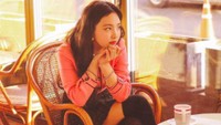 Nayeon tengah jalani sesi pemotretan. Outfitnya terlihat manis dan klasik saat di sebuah kafe. Foto: Instagram twicenayeon