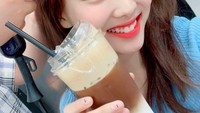 Wanita kelahiran Seoul ini sepertinya pencinta kopi. Lihat saja senyum Nayeon saat menggenggam segelas es kopi susu! Foto: Instagram twicenayeon