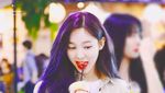 Imutnya Nayeon Twice Saat Menikmati Es Kopi Favoritnya