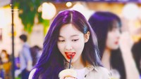 Nayeon terlihat menawan di hampir setiap kesempatan termasuk ketika sedang di bandara. Begini pose candid-nya saat menyeruput minuman. Foto: Instagram twicenayeon