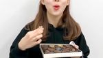 Imutnya Nayeon Twice Saat Menikmati Es Kopi Favoritnya
