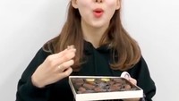 Bikin video singkat, Nayeon menunjukkan sekotak cookies yang ada di tangannya. Ia bahkan tak sabar mencicipi cookies itu. Foto: Instagram twicenayeon
