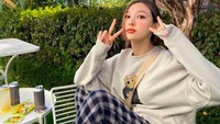 Wanita 25 tahun ini pilih sweater sebagai outfit santainya. Tak lupa, ia ditemani camilan dan minuman segar. Foto: Instagram twicenayeon